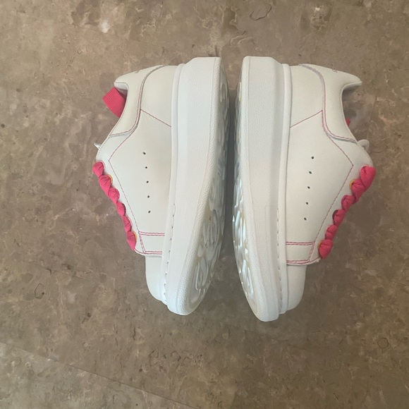 Gently worn - Picture 3 of 3